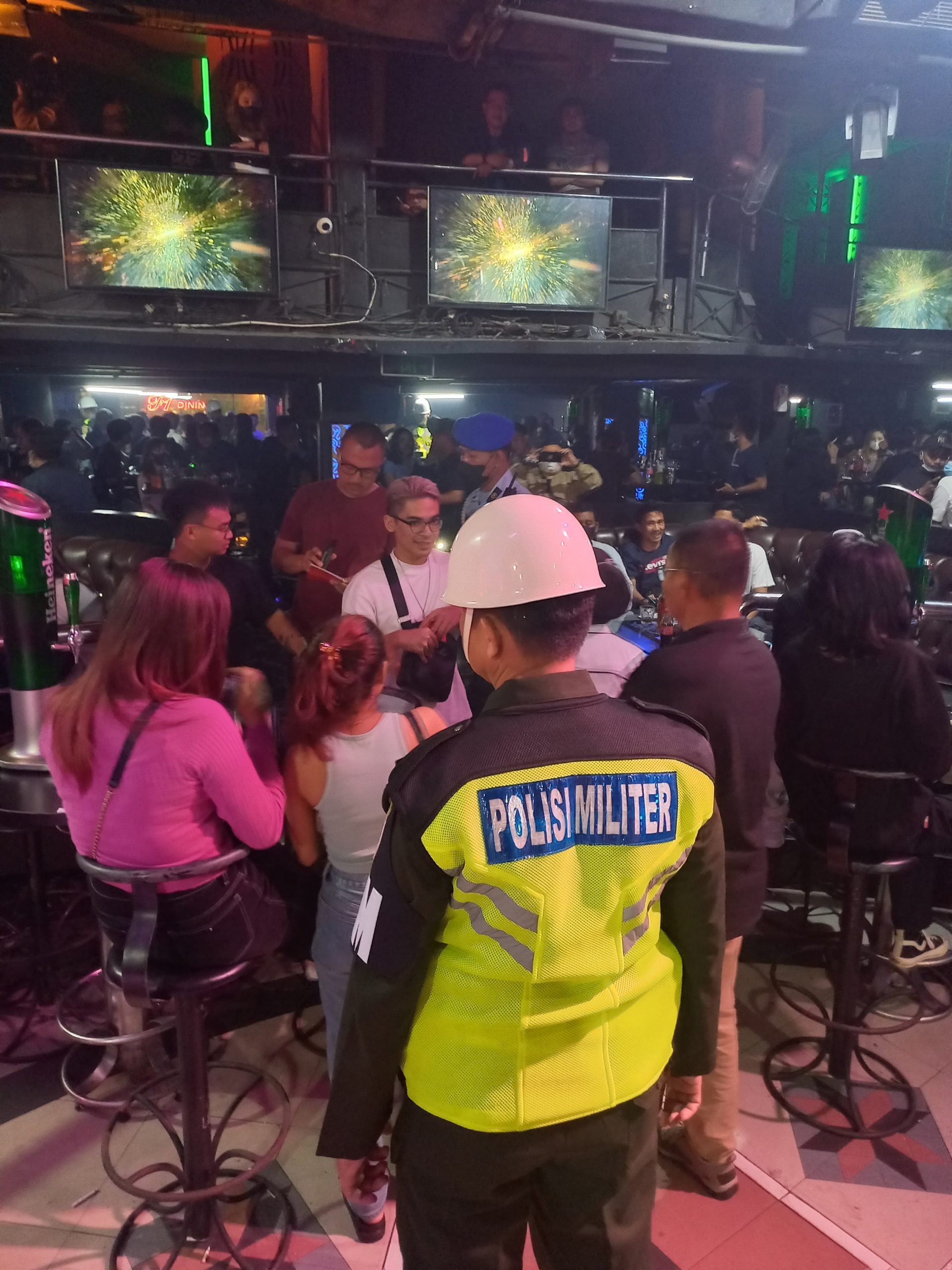 SatpomAU Melaksanakan Razia Gabungan Tempat Hiburan Malam Di Pimpin Kapten Hendrik Yoneska DansatpomAU