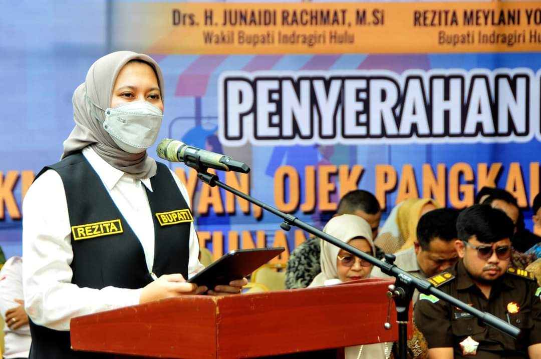 Bupati Inhu Serahkan Bantuan Sosial Kepada Masyarakat Rengat