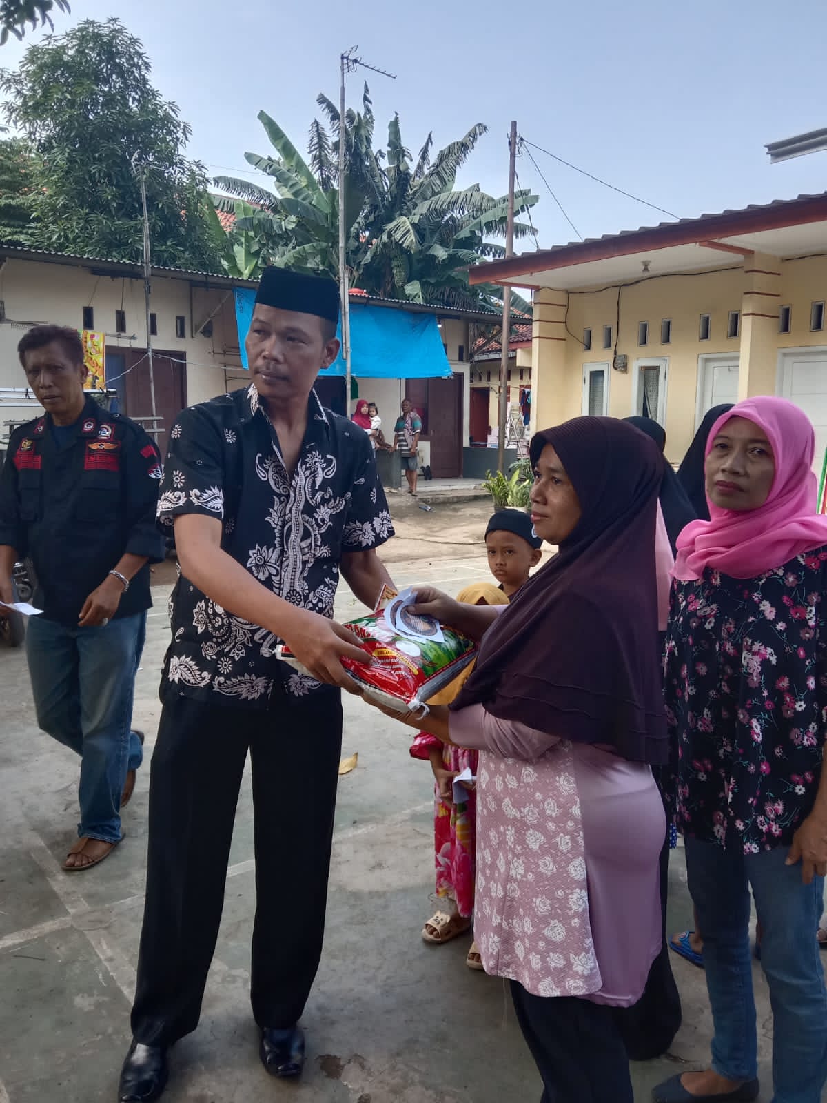 PT. LESTARI RAMAH ABADI Bantar Gebang Bersama LSM Kaliber Rayon 02 Bantar Gebang Bagikan Sembako Buat Warga