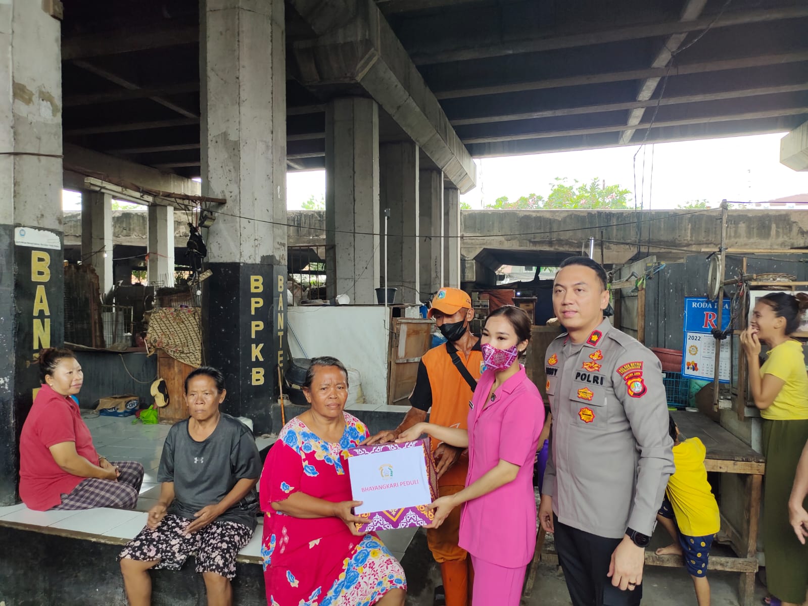 Kapolsek Metro Penjaringan Jumat berkah bagikan paket sembako sampai masuk lorong-lorong sempit