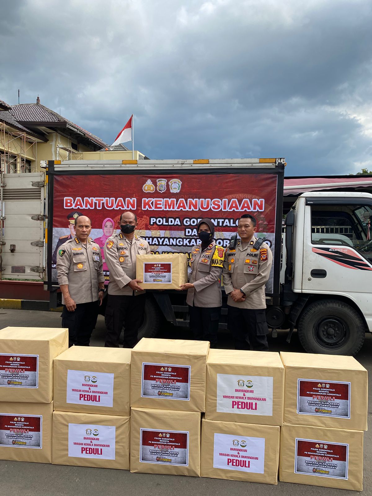 Peduli kemanusiaan Polda Gorontalo Salurkan Ribuan Sambako  , Obat-Obatan dan Kebutuhan Harian  Kepada Korban Gempa Cianjur