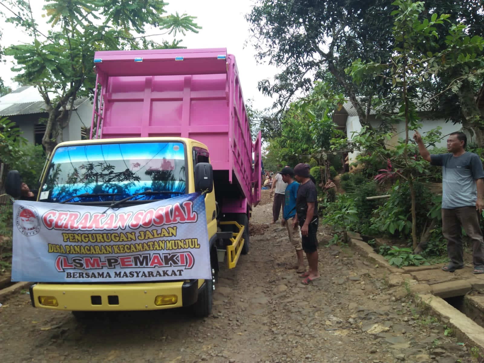 Lsm PeMaKi Banten Bersama Masyarakat, Gotong Royong Urug Jalan Desa Panacaran – Munjul