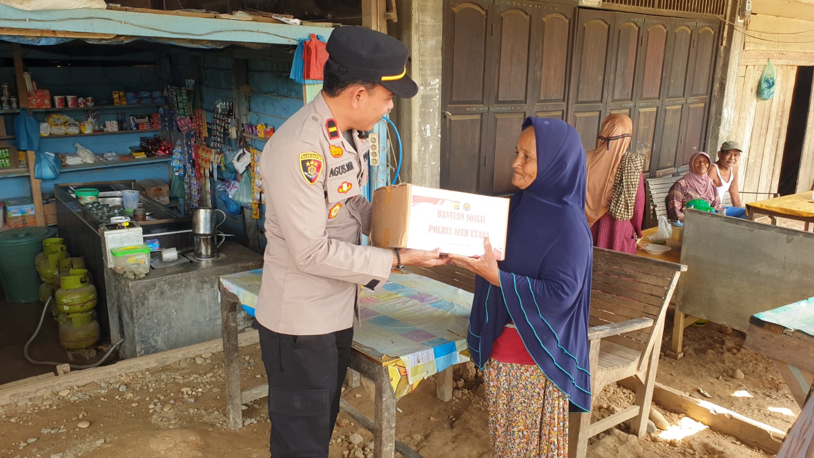 Bentuk Kepedulian Polri, Polres Aceh Utara Menyalurkan Bansos Anak Yatim Yang Jadi Korban Konflik