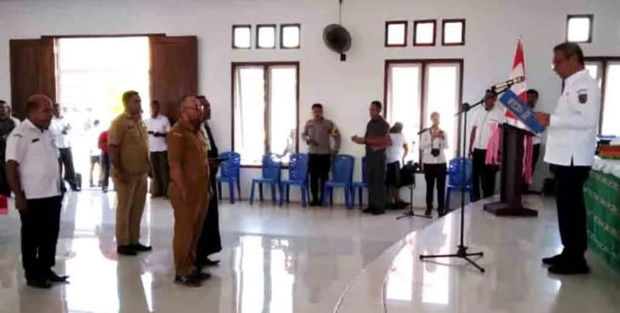 Penjabat Bupati Tanimbar Lantik Pj.Kades Latdalam Kecamatan Tanimbar Selatan.