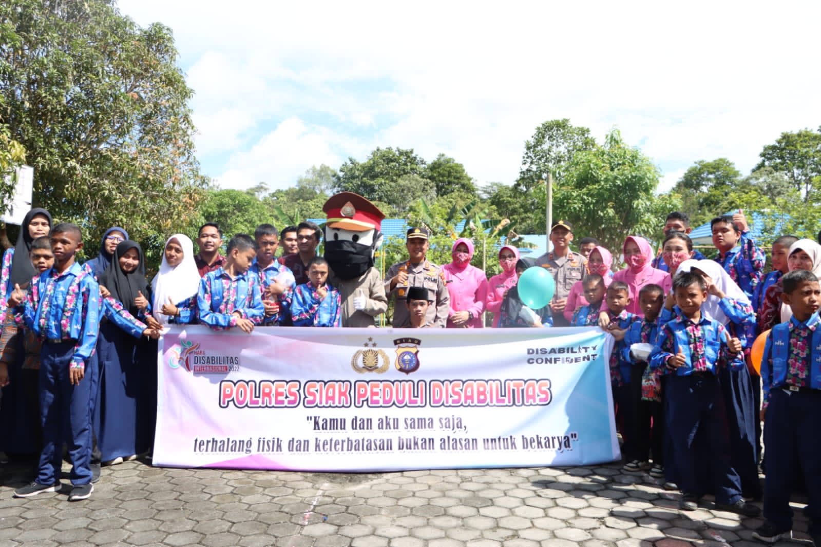 Polri Peduli Desabilitas,Kunjungi SLB N Siak Kapolres Beri Bantuan Kursi Roda