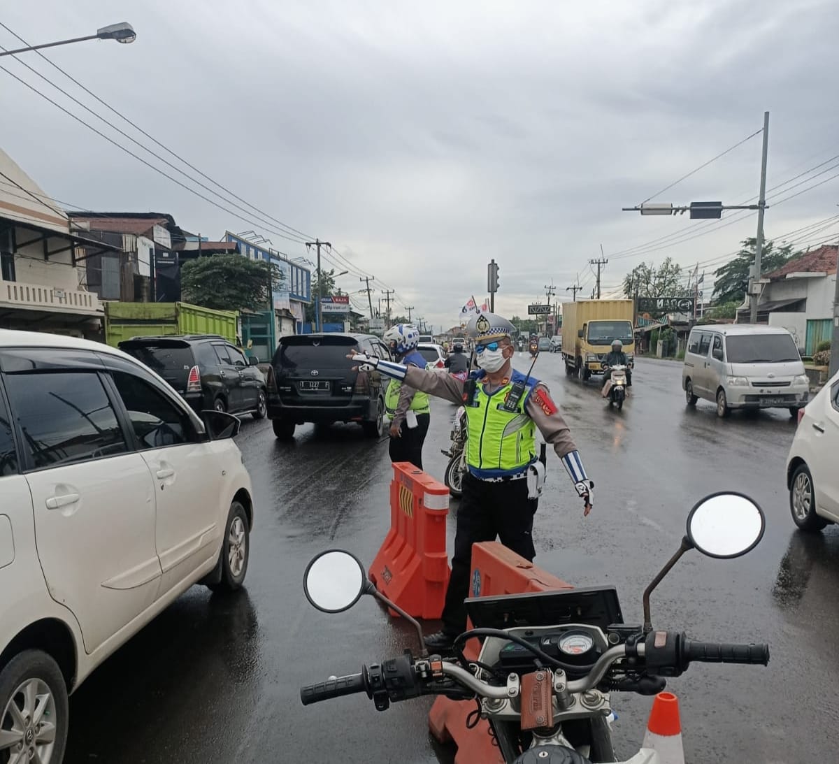Polres Karawang Pantau Arus Lalu Lintas di Traffic Light Peundeuy