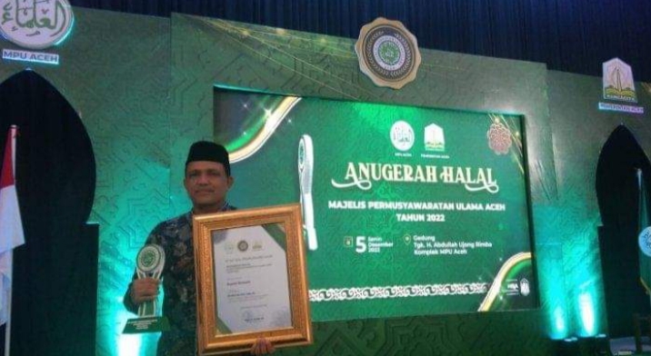 Pj Bupati Bireuen Terima Penghargaan Anugerah Halal MPU Aceh