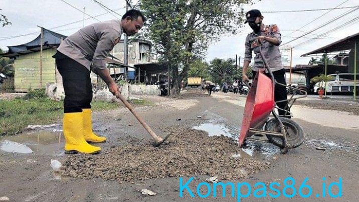 Kapolsek Matangkuli Pegang Cangkul Perbaiki Jalan Rusak, Apresiasi Langkah Cepat