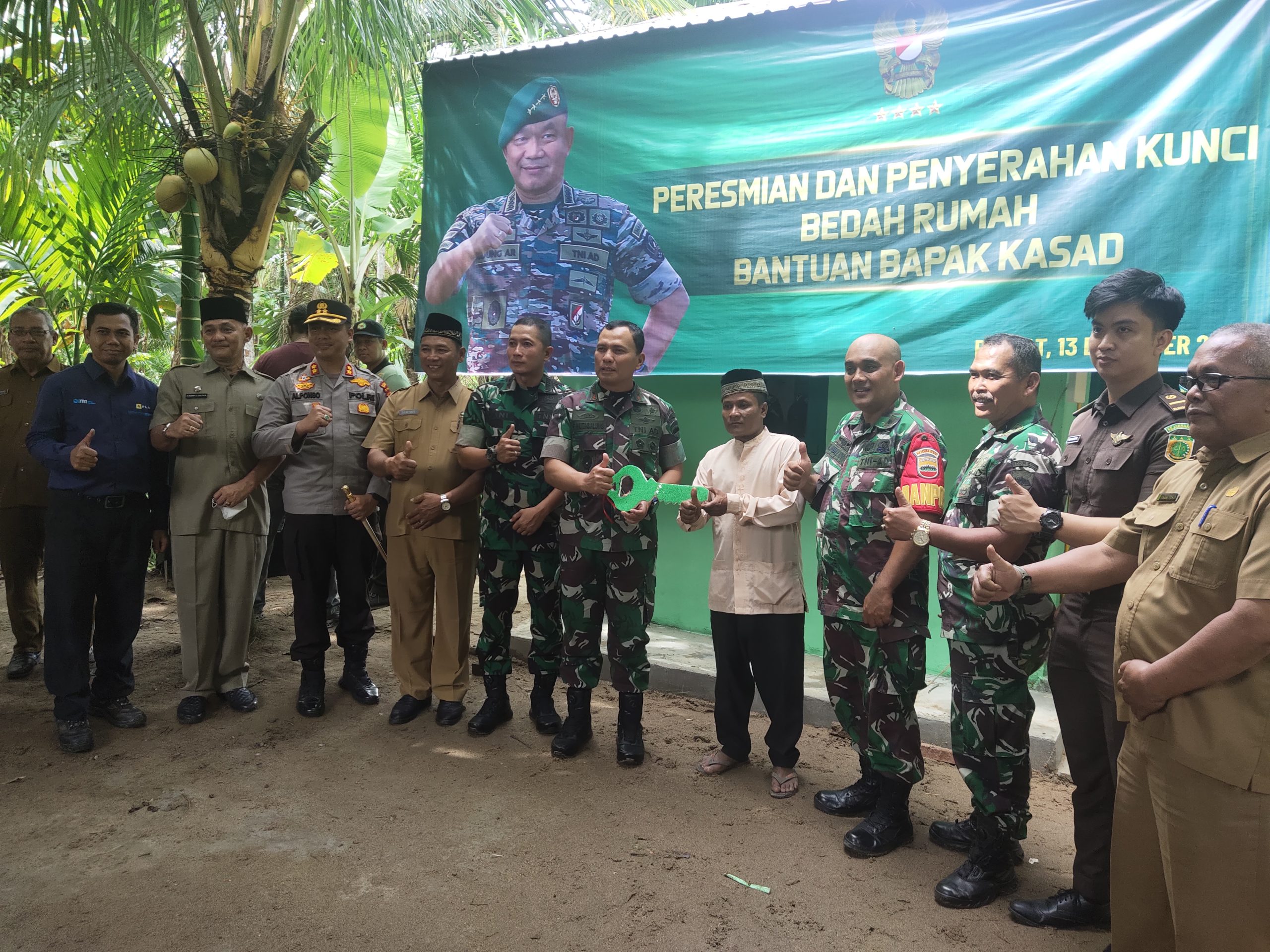 Danrem  031/WiraBima Riau Serahkan Kunci Rumah RLH Kepada Warga Pekanheran