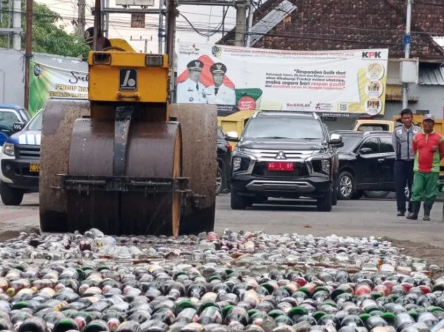 Ribuan Botol Minuman Keras, Tulungagung Dimusnahkan