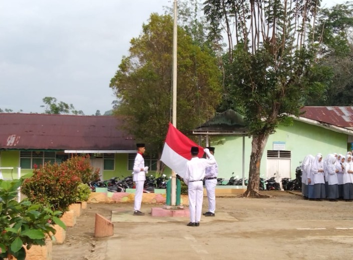 Pada HUT Korpri Ke – 51 ASN Di Lingkungan Forkopincam Kecamatan Lingga Bayu Laksanakan Upacara