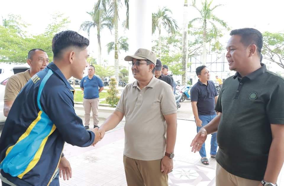 Bupati Tanjung Jabung Barat Drs. H. Anwar Sadat, M.Ag melepas secara langsung keberangkatan Tim Sepak Bola Kabupaten Tanjab Barat yang akan mengikuti Turnamen Sepak Bola Gubernur Cup Tahun 2023.