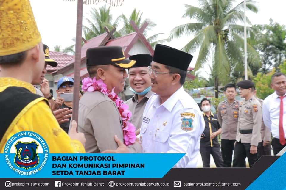 Bupati Tanjung Jabung Barat, Drs. H. Anwar Sadat, M. Ag, menghadiri acara Farewell Parade Pergantian Kapolres Tanjung Jabung Barat dari AKBP