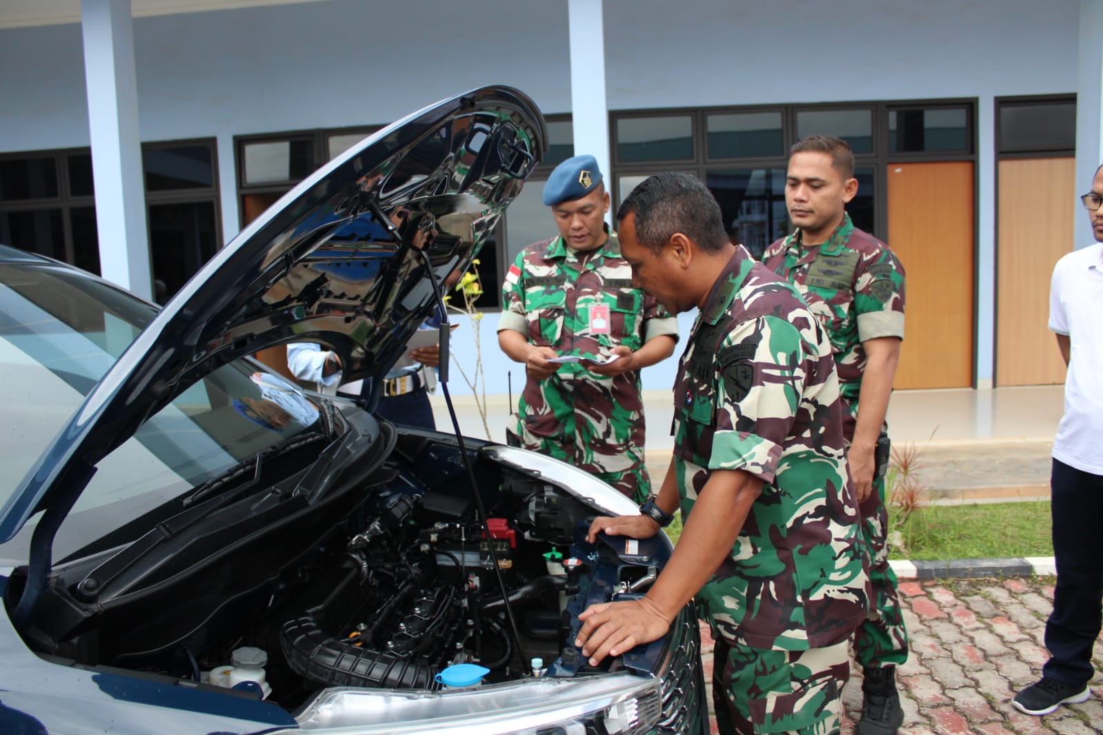 Danlanud Hang nadim Batam Letkol Pnb Iwan Setiawan, S.A.P Didampingi DansatpomAu Kapt Hendrik Yoneska Melakukan Pemeriksaan Kendaraan Dinas Lanud Hang Nadim Batam