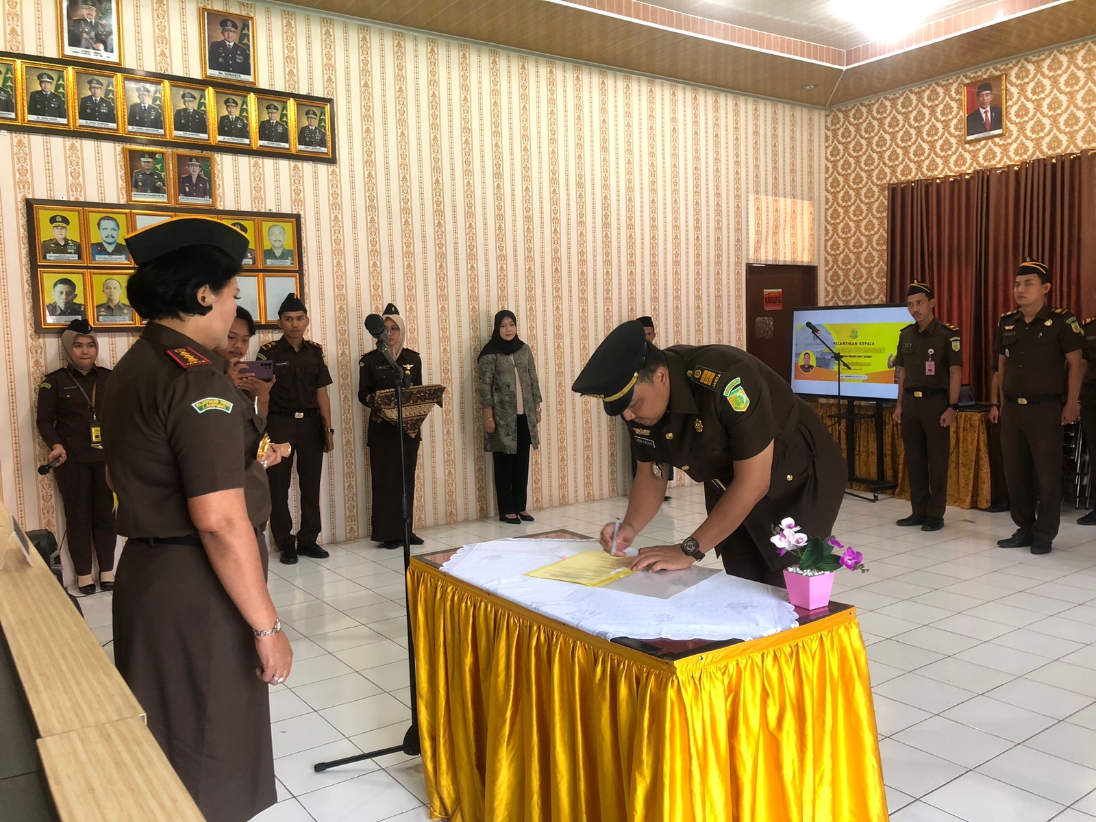 Kajari Way Kanan lantik Adib Fachri Dilli,SH sebagai Kasubagbin Kejaksaan Negeri Way Kanan