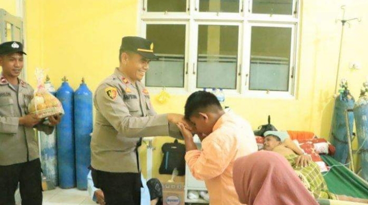 Kapolda Aceh Berikan Santunan untuk Ayah dari Rahmat Aulia, Bocah Bawa Ayah Berobat dengan Becak