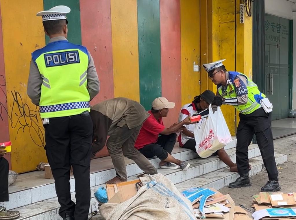 Sebungkus Nasi dari Kasat Lantas Polres Karawang Bisa Buat Mereka Tersenyum