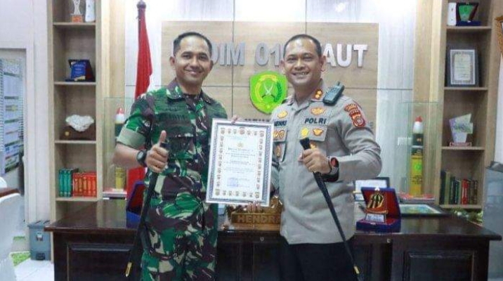 Kapolres Lhokseumawe Serahkan Penghargaan ke Dandim Aceh Utara