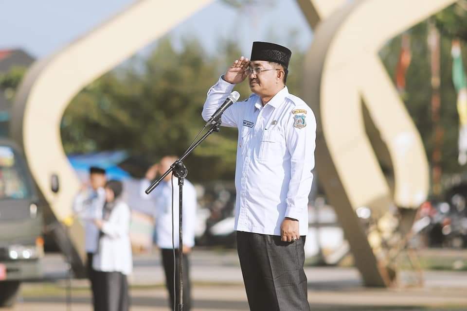 Bupati Tanjung Jabung Barat H. Anwar Sadat memimpin apel pagi hari pertama masuk kerja pasca libur lebaran Idul Fitri 1444 H, Rabu (26/4) di Laman Orang Kayo atau Alun-alun Kuala Tungkal .