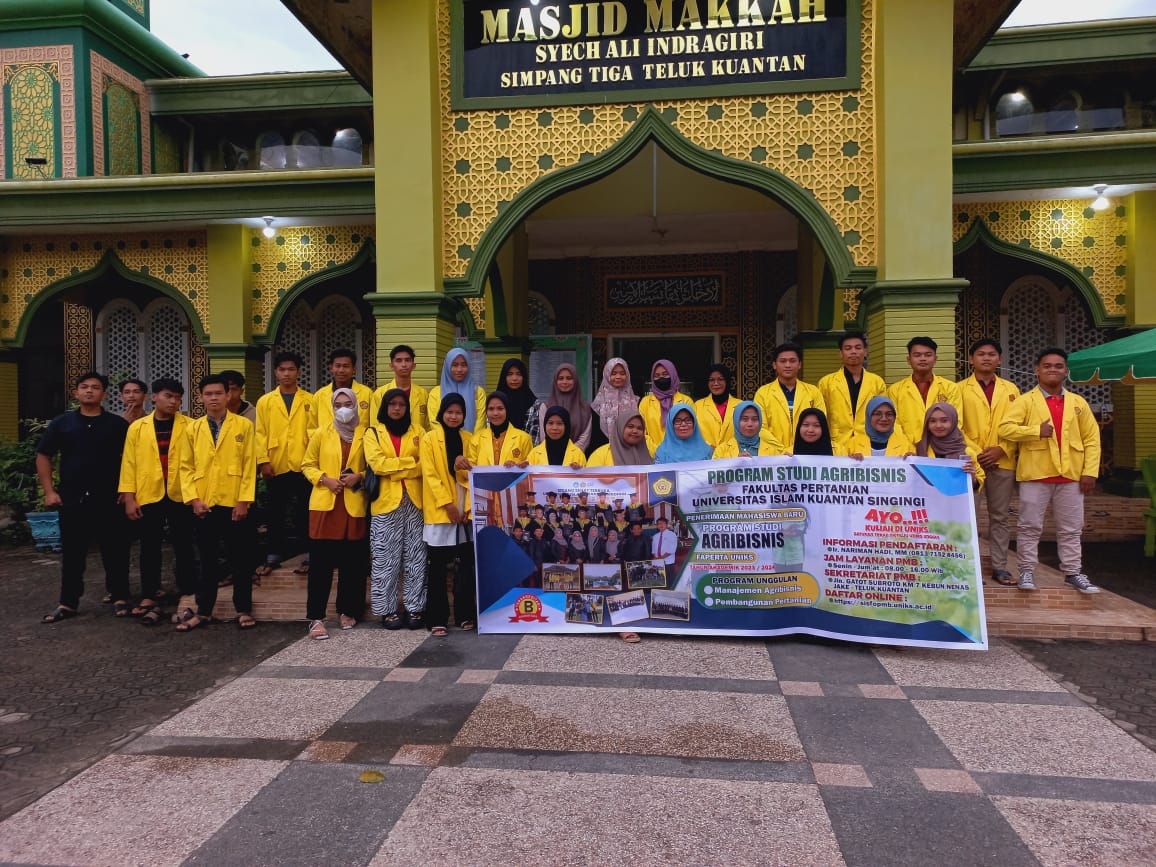Mahasiswa Program Studi Agribisnis UNIKS Bagikan Takjil Gratis