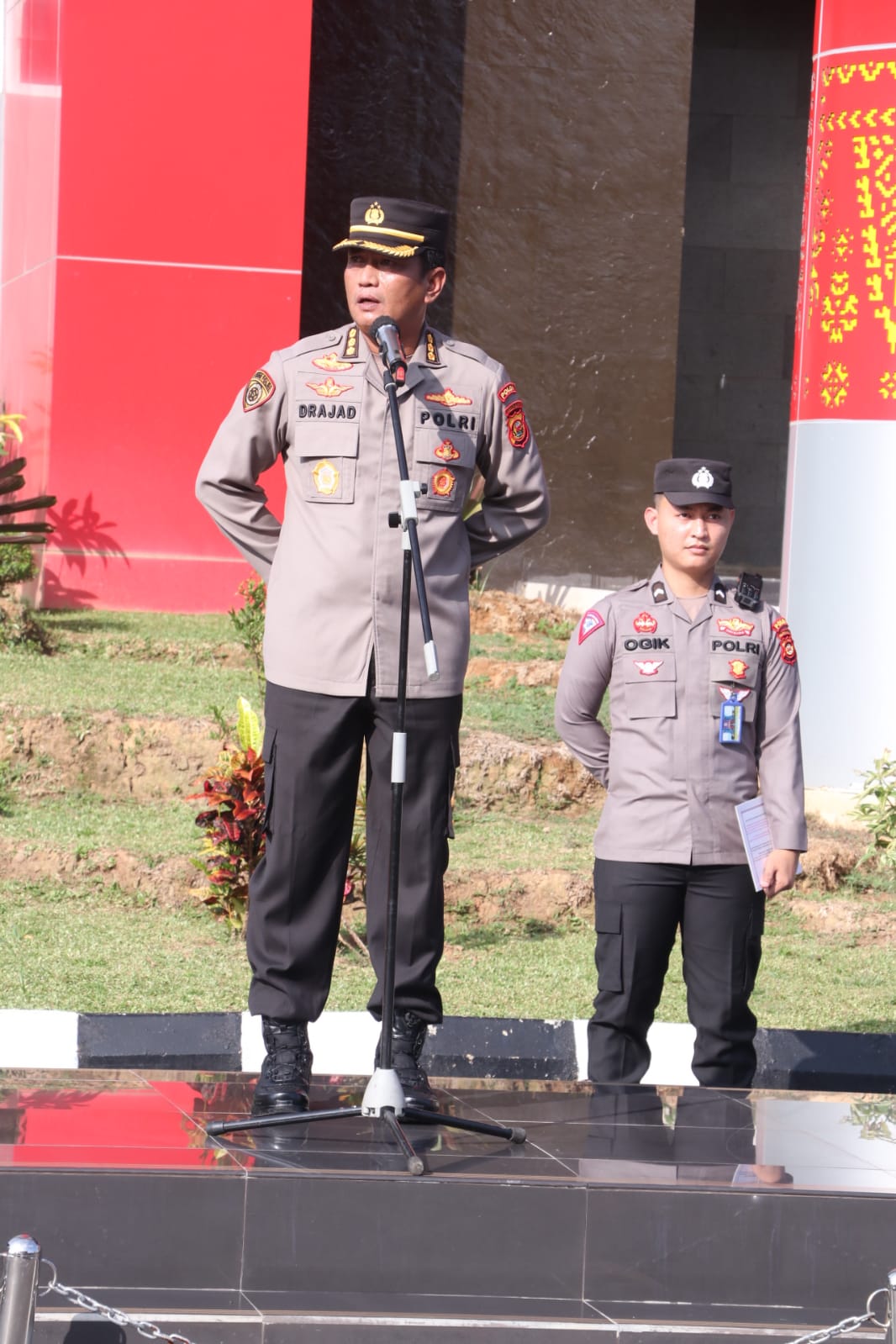 Polda Sumsel Gelar Apel Pagi Menerangkan Tentang Perubahan Terhadap Cuti Bersama 2023 Dihalaman Mapolda Sumsel
