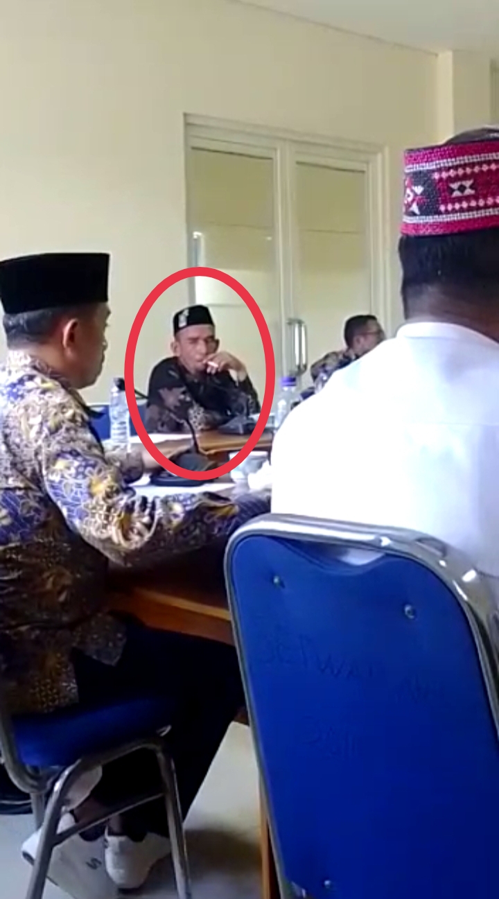 Tak Etis, Anggota DPRD Mabar Fraksi PKB Merokok Saat Sidang