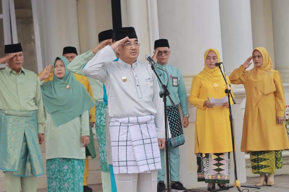 pemerintahan Bupati Tanjab Barat Pimpin Upacara Gabungan Peringati Hari Otonomi Daerah XXVII dan Hari Pendidikan Nasional