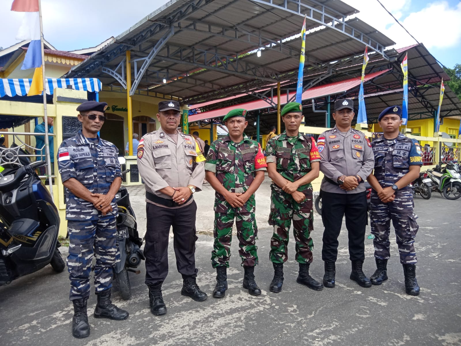 Sinergitas TNI-POLRI Lakukan Pengamanan Kunjungan Bupati Bintan di Tambelan. 
