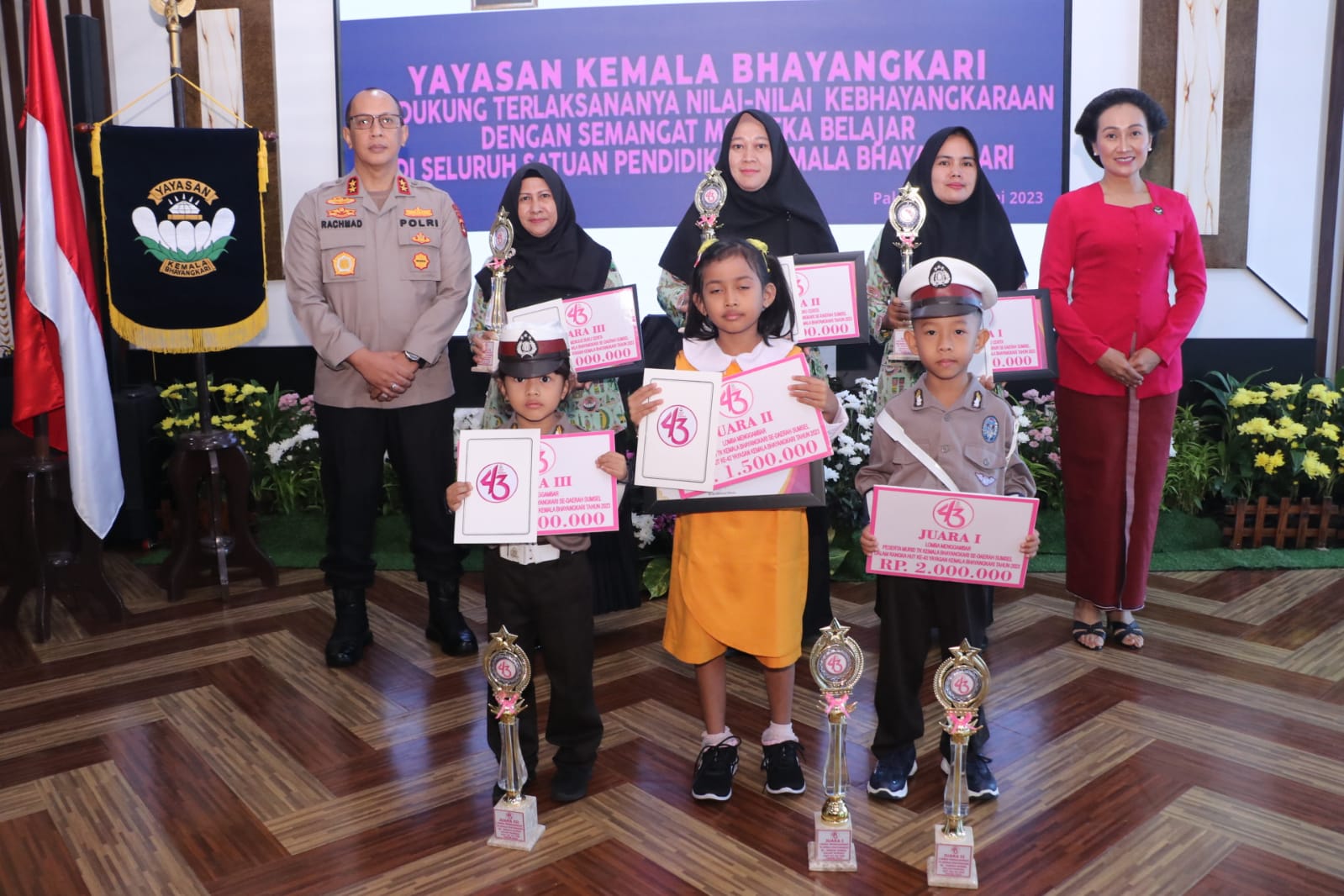 Kapolda Sumsel Didampingi Ketua Bhayangkari Daerah Sumsel Ny.Evi Rachmad Wibowo Memperingati Hari Ultah Ke 43 Yayasan Kemala Bhayangkari Tahun 2023