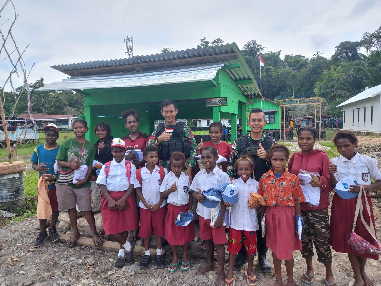 Pulang Sekolah Anak Kampung Muara Nawa Dapat Hadia Dari Satgas Yonif Raider 200/BN