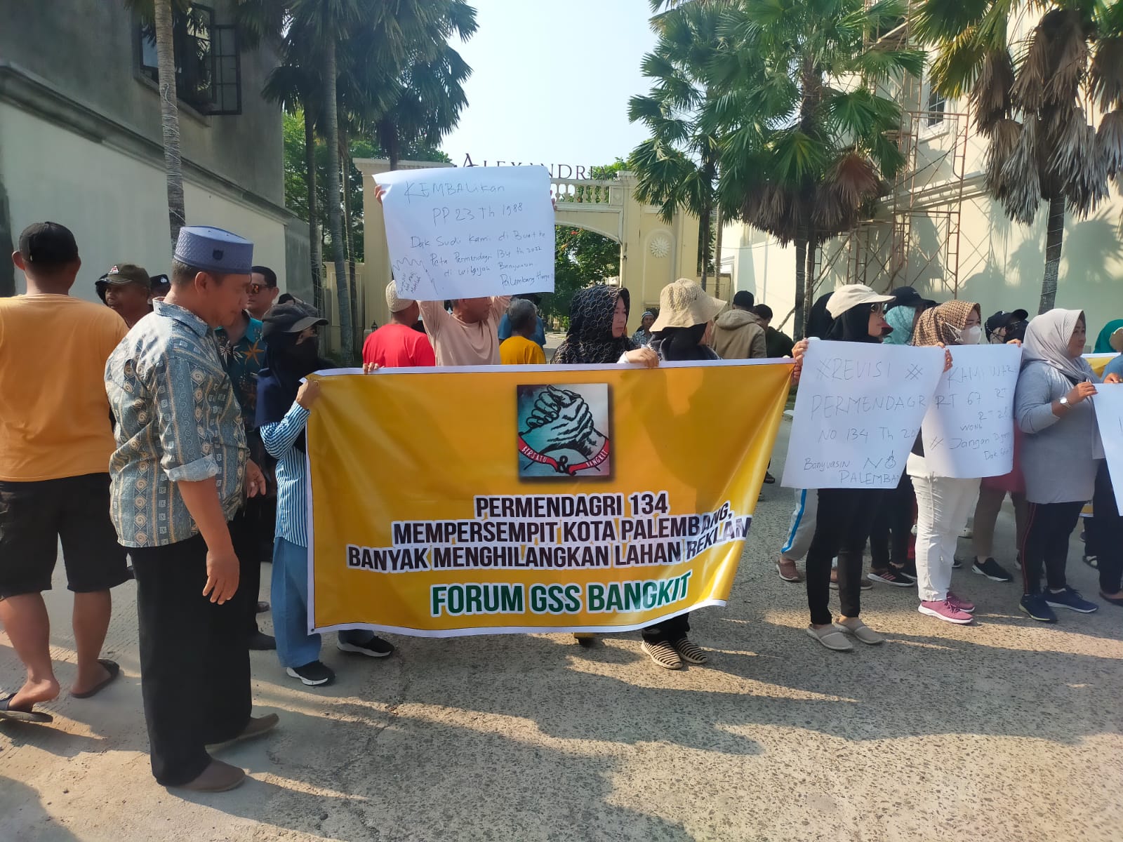 Polsek Su 1 Pam Aksi Unjuk Rasa Warga Masyarakat Perumahan GGS Kota Palembang