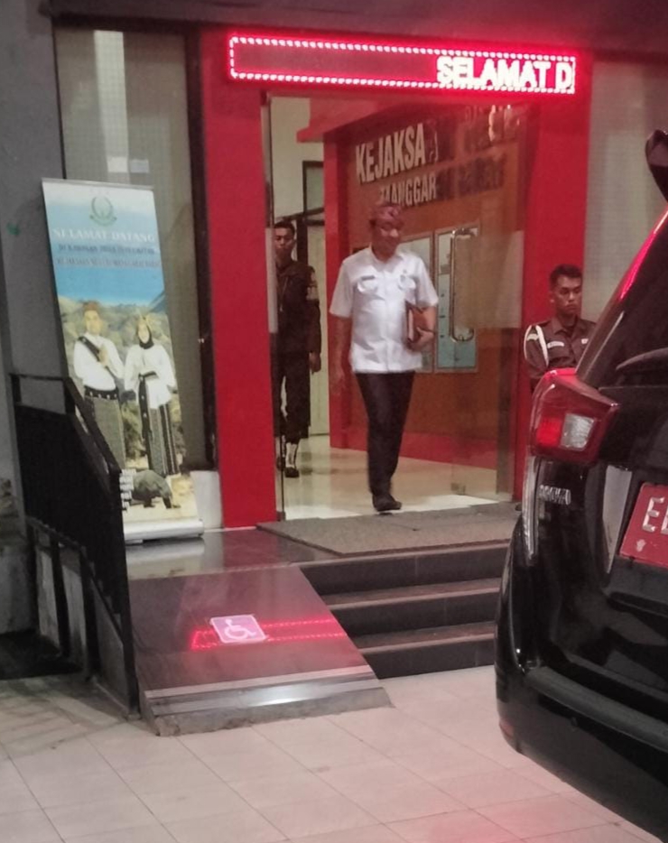 Usai Diperiksa Jaksa, Setda Mabar Kabur Tancap Gas Hindari  Wartawan