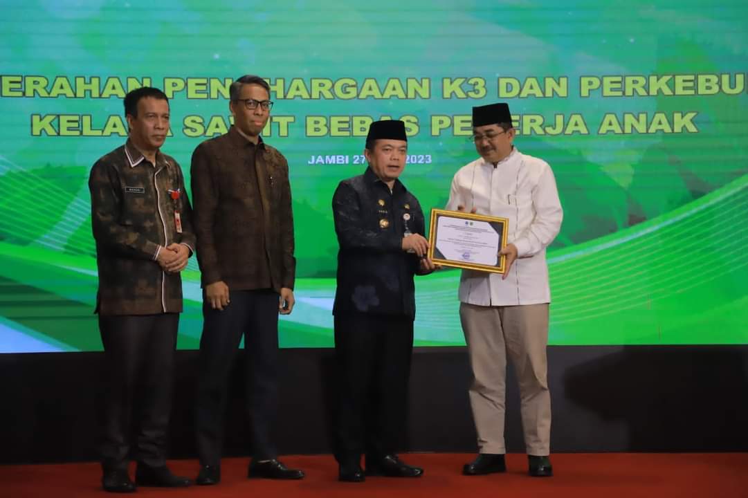 Bupati Tanjung Jabung Barat Raih Penghargaan dari Kemnaker RI