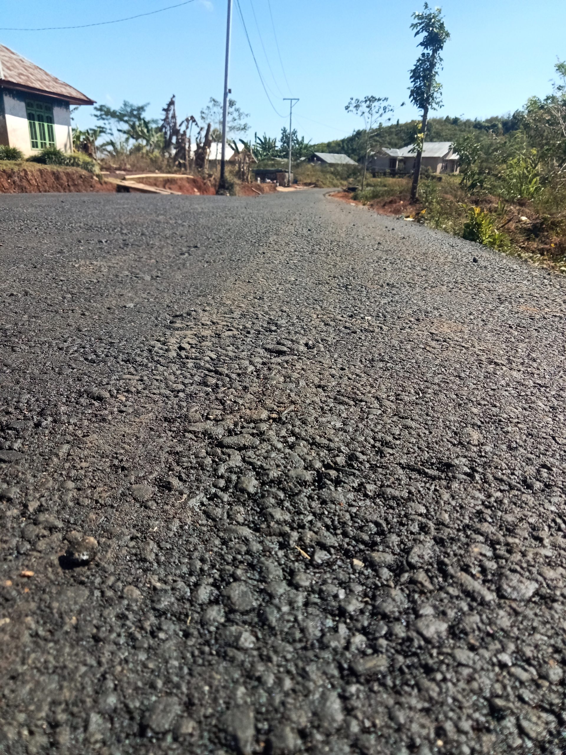 Proyek Peningkatan Jalan SP Tangkul – Benteng Dinilai Tidak Berkualitas, Warga Kecam PT. Menara Armada Pratama