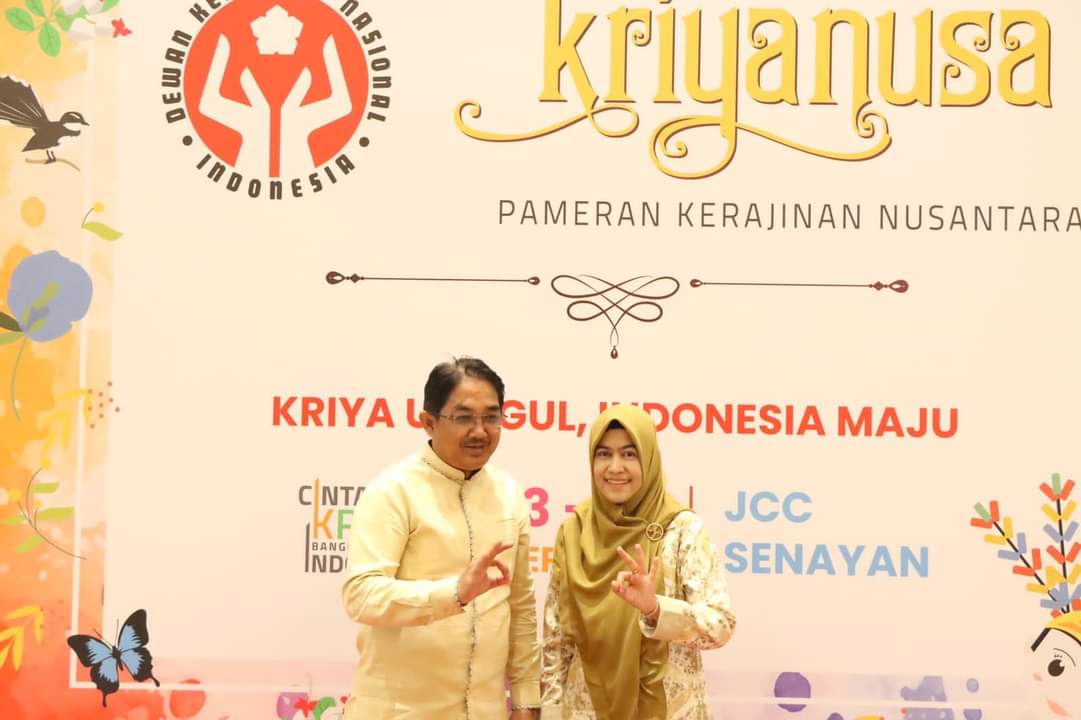 Bupati Tanjab Barat Didampingi Ketua TP PKK Kunjungi Stand Dekranasda Pada Pameran Kriyanusa 2023