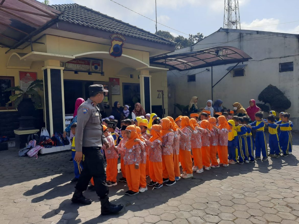 Kapolsek Grabag Kenalkan Tugas dan Profesi Polisi Kepada Puluhan Anak TK