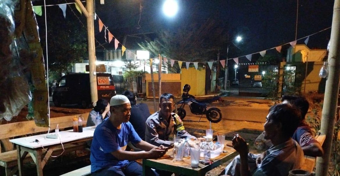 Ngopi bareng, Bhabin karyamulya Polres Cirebon Kota Polsek kesambi jalin komunikasi warga    