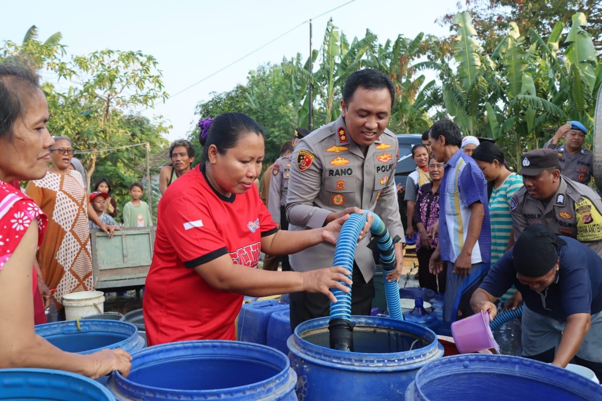 Dalam Rangka HUT Humas Polri Ke-72, Polres Cirebon Kota Kembali Salurkan Air Bersih Kepada Masyarakat