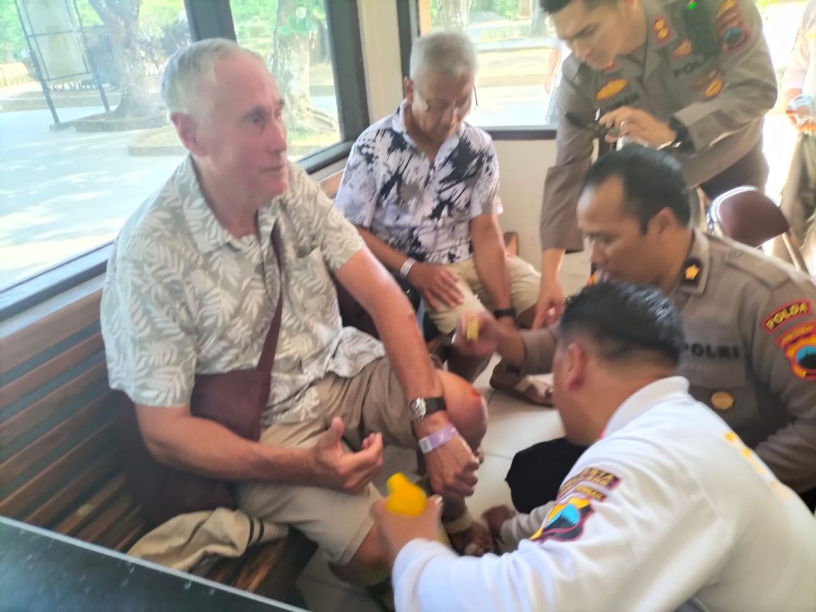 Wisman Jatuh Terpeleset di TWCB, Dengan Sigap Kasubbid Audit Baharkam Mabes Polri Berikan Pertolongan