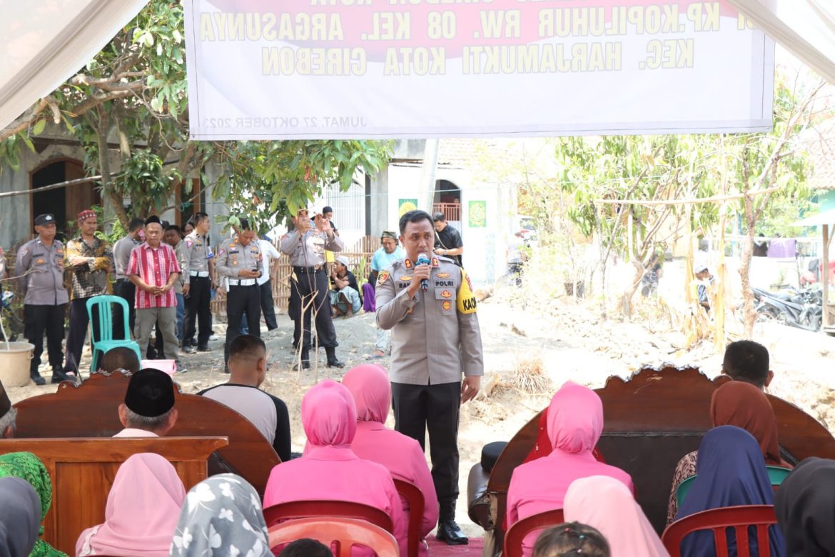 Kapolres Cirebon Kota Kembali Bagikan Air Bersih dan Sembako ke Warga Kopiluhur Argasunya
