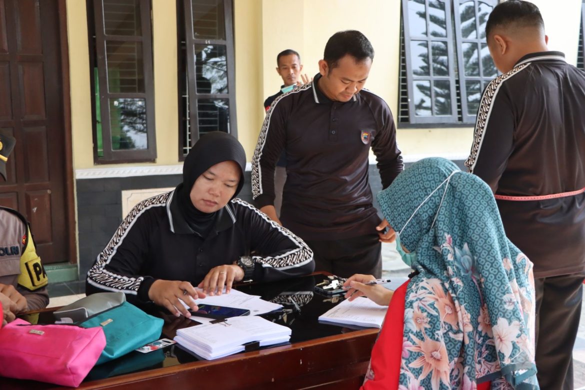 Jaga Kebugaran Personel, Polresta Magelang Gelar Olahraga Bersama dan Pemeriksaan Kesehatan