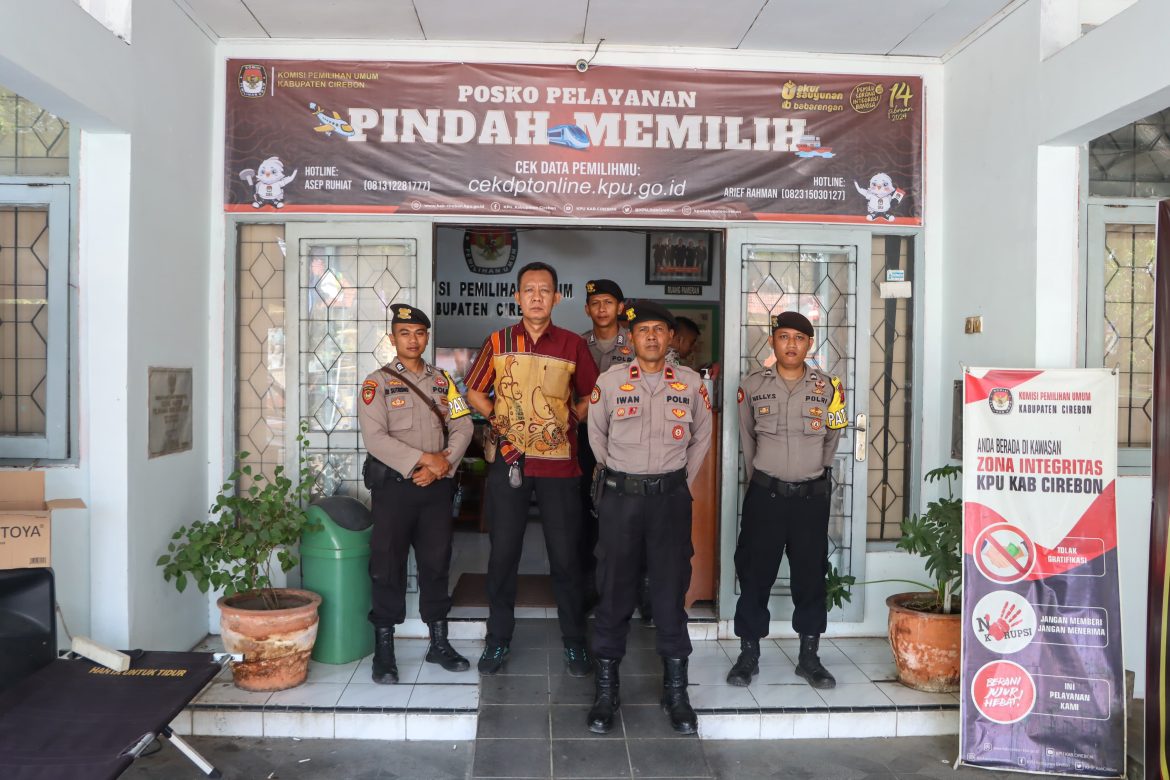 Personel Polresta Cirebon Amankan Rapat Pleno Penetapan DCT Pemilu 2024