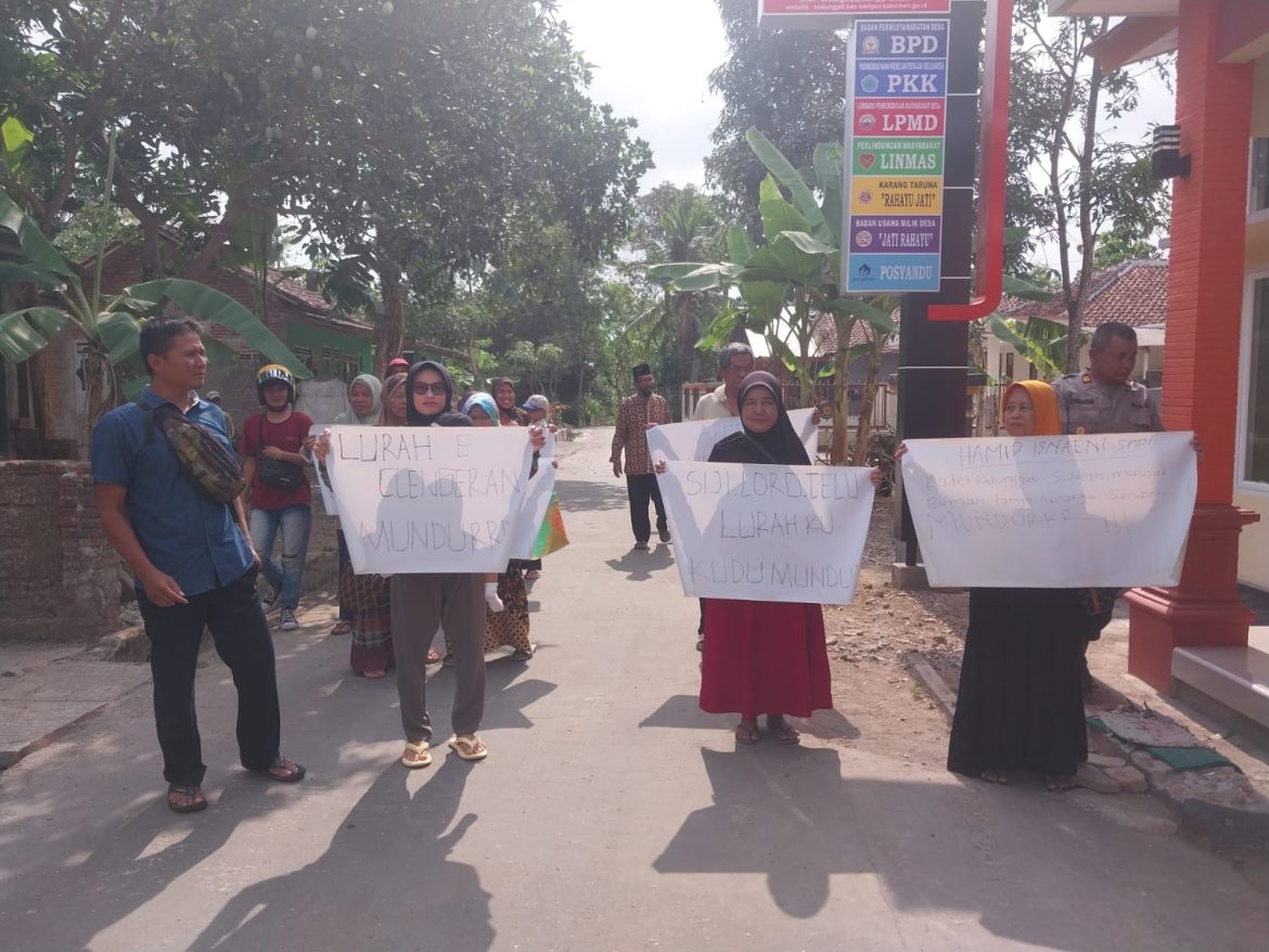 Diduga Selingkuh Kades Kedungjati Sempor, Di Demo Warga Dituntut Mundur
