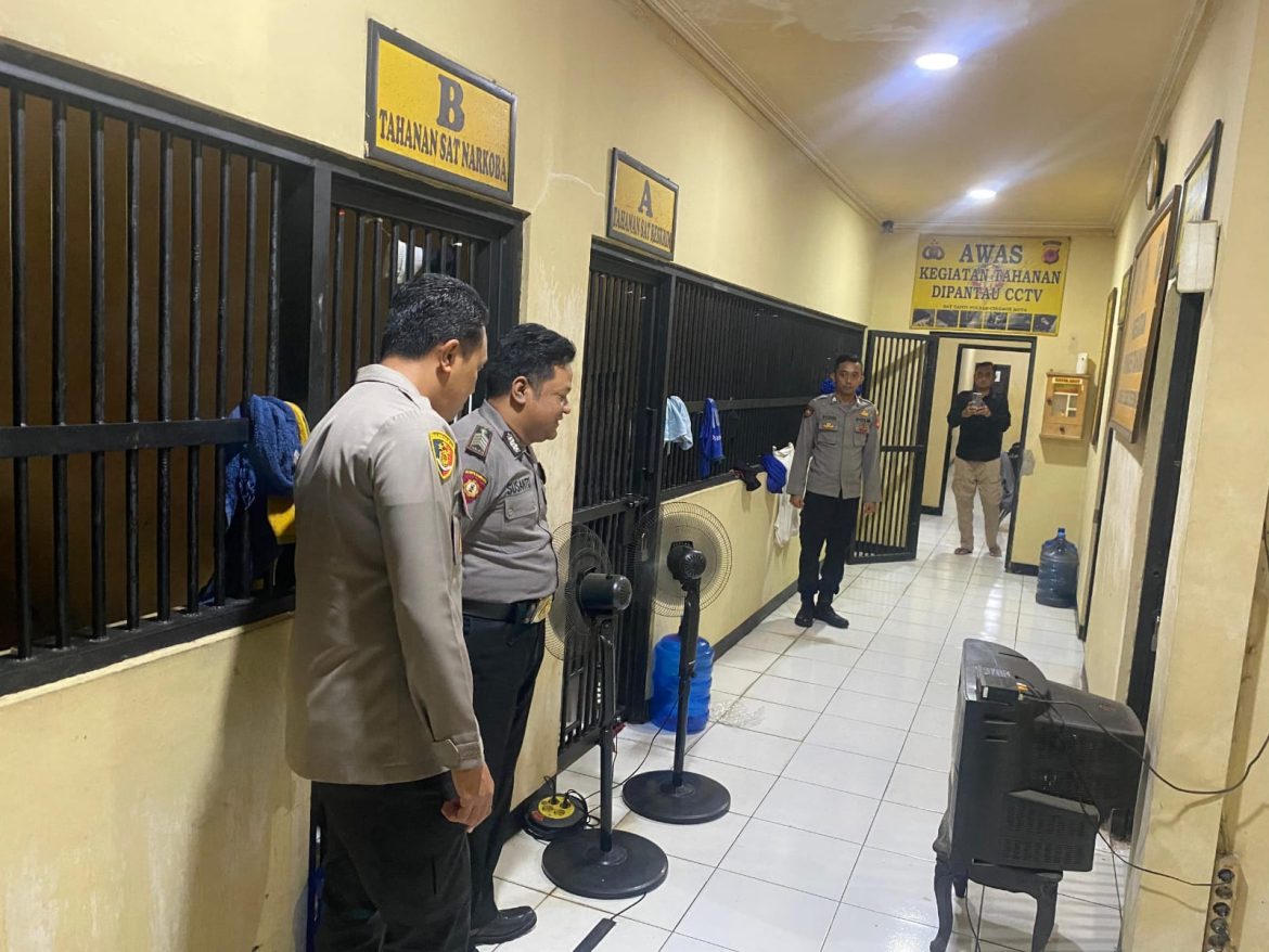 Pastikan Kesiapsiagaan Personil, Kapolres Cirebon Kota Cek Piket Jaga Tahanan