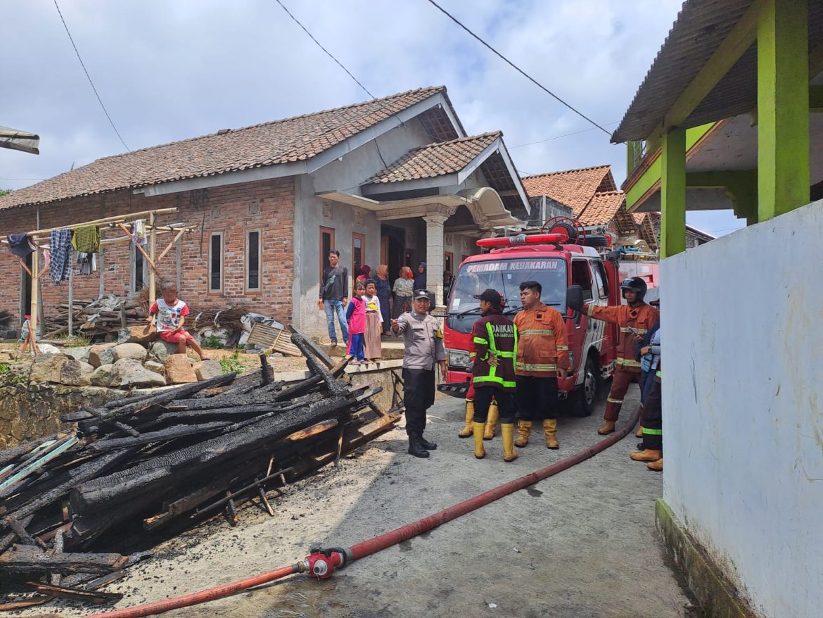 Diduga Teledor Matikan Api Tungku, Rumah Warga Windusari Habis Terbakar