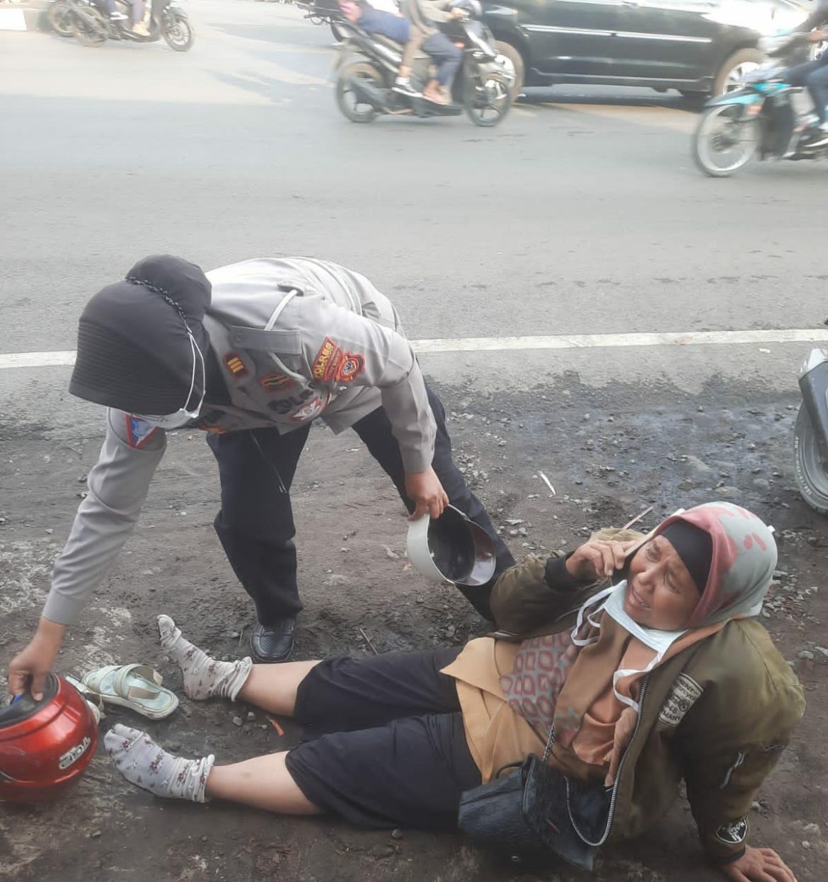 Aksi Sigap,Personel Polsek Seltim Bantu Korban Laka Lantas Pengguna Jalan 