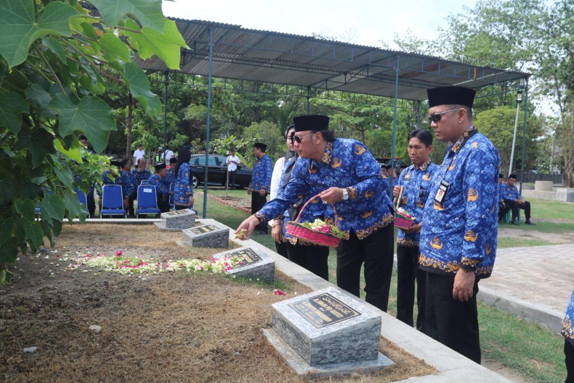 Peringati HUT ke-52, Korpri Kota Tegal Ziarahi Makam Johardi