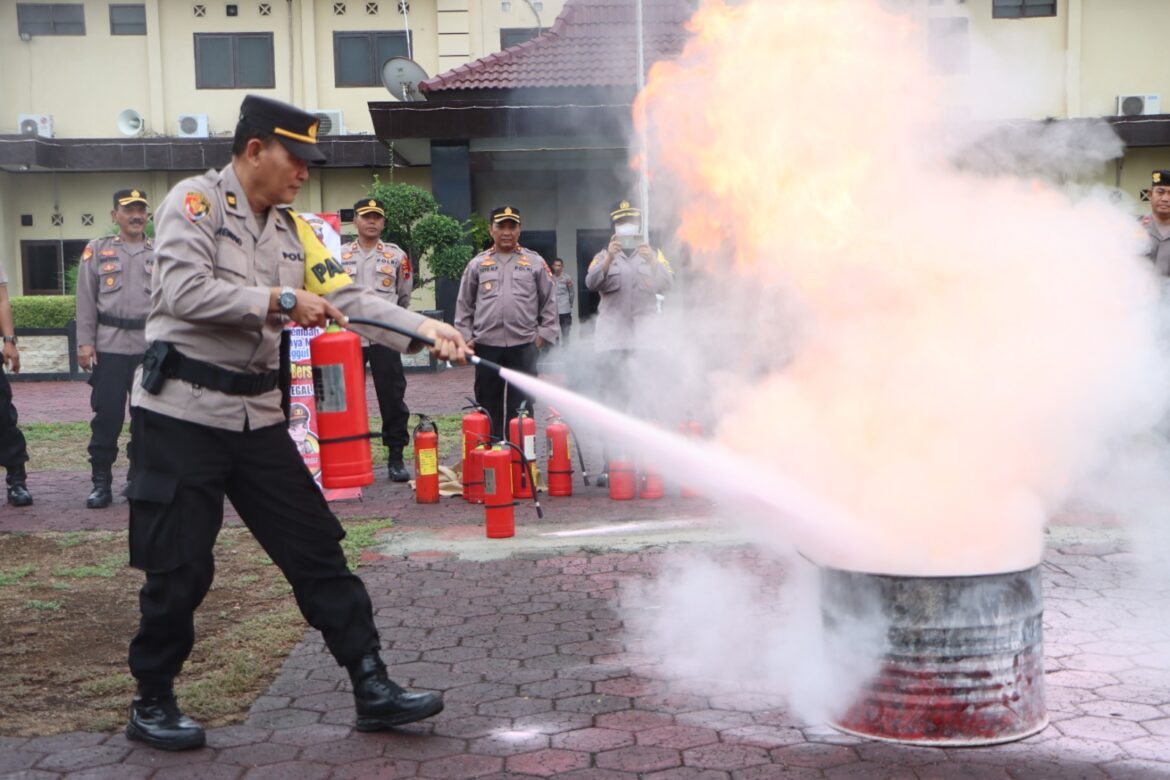 Antisipasi Penanganan Kebakaran, Polres Tegal Kota Gelar Latihan Penggunaan APAR