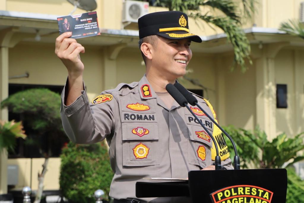 Anggota Polri Polresta Magelang Terima Buku Pedoman Netralitas Anggota Polri Dalam Pemilu 2024