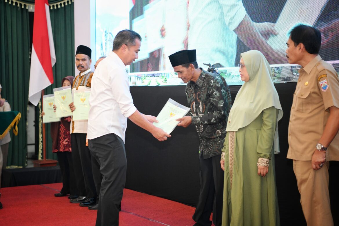 Bey Machmudin Serahkan 388.399 Sertifikat Hak Atas Tanah